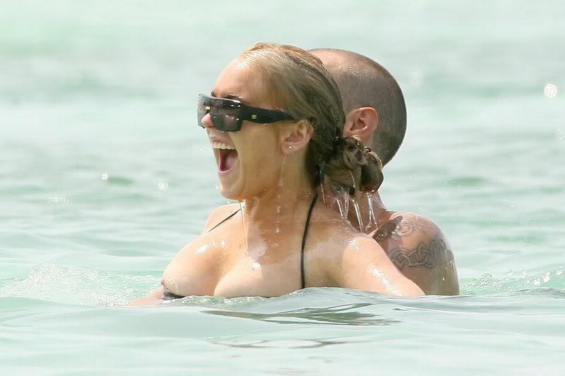 00780 LindsayLohan BeachCandids 051